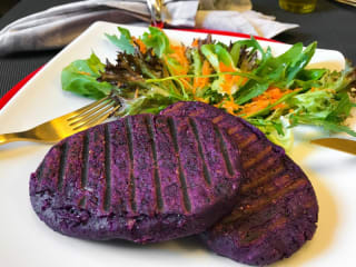 Imagem ilustrativa da receita STEAK DE BATATA-DOCE ROXA COM QUINOA