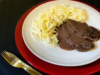 Imagem ilustrativa da receita SALTIMBOCCA COM PRESUNTO CRU E SÁLVIA