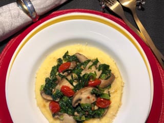 Imagem ilustrativa da receita COGUMELOS PORTOBELLO E ESCAROLA COM POLENTA CREMOSA