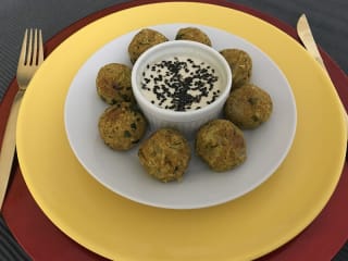 Imagem ilustrativa da receita BOLINHO DE COUVE-FLOR COM MOLHO DE TAHINE E IOGURTE VEGETAL