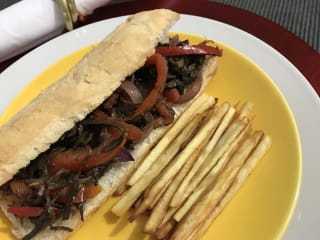 Imagem ilustrativa da receita CIABATTA COM CARNE DE CASCA DE BANANA E BATATA-DOCE FRITA