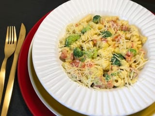 Imagem ilustrativa da receita FUSILLI DE MILHO AO MOLHO CREMOSO DE AÇAFRÃO COM BRÓCOLIS