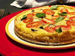 Imagem ilustrativa da receita QUICHE LOW CARB DE GRÃO-DE-BICO COM TOMATE E MANJERICÃO