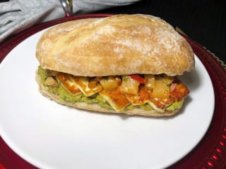 Imagem ilustrativa da receita SANDUÍCHE DE QUEIJO DE COALHO GRELHADO E RELISH DE ABACAXI