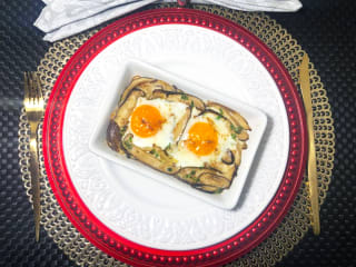 Imagem ilustrativa da receita OVOS AO FORNO COM COGUMELOS E QUEIJO GRUYÉRE