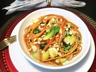 Imagem ilustrativa da receita SPAGHETTI INTEGRAL COM ACELGA CHINESA E AMENDOIM