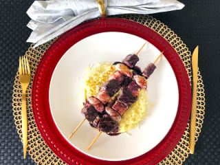 Imagem ilustrativa da receita ESPETINHOS DE CORDEIRO COM POLENTA DE COUVE-FLOR
