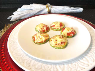 Imagem ilustrativa da receita MINI PIZZAS DE ABOBRINHA COM MUÇARELA VEGANA