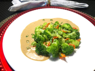 Imagem ilustrativa da receita SALADA DE BRÓCOLIS COM MOLHO SATAY