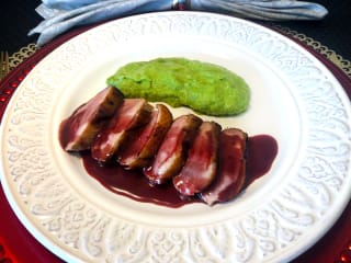 Imagem ilustrativa da receita MAGRET DE PATO AO MOLHO DE FRAMBOESA E PURÊ DE ASPARGOS