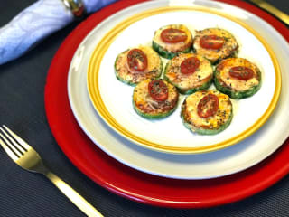 Imagem ilustrativa da receita ﻿MINI PIZZA DE ABOBRINHA COM TOMATINHOS CEREJA