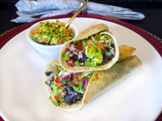 Imagem ilustrativa da receita BURRITO DE FEIJÃO PRETO, GUACAMOLE E PICO DE GALLO