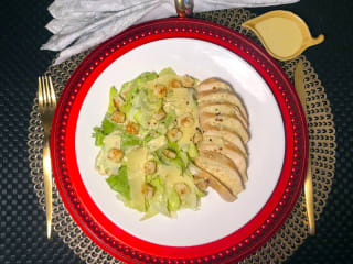 Imagem ilustrativa da receita PEITO DE FRANGO GRELHADO COM SALADA CAESAR E CROÛTONS