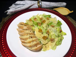 Imagem ilustrativa da receita PEITO DE FRANGO GRELHADO COM SALADA CAESAR E NOZES