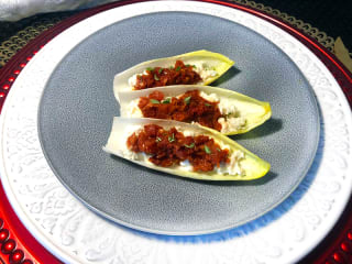 Imagem ilustrativa da receita ENDÍVIAS RECHEADAS COM TOFU E TAPENADE DE TOMATE SECO