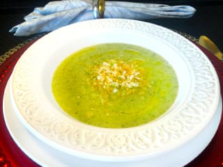 Imagem ilustrativa da receita SOPA FRIA DE MELÃO, PEPINO E HORTELÃ COM CROCANTE DE MIGAS