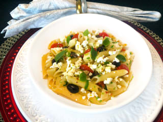 Imagem ilustrativa da receita PENNE MEDITERRÂNEO COM AZEITONAS E QUEIJO FETA