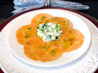 Imagem ilustrativa da receita CARPACCIO DE SALMÃO FRESCO E SALADINHA DE PEPINO