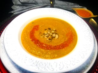 Imagem ilustrativa da receita SOPA CREME DE COUVE-FLOR COM HARISSA E AMÊNDOAS
