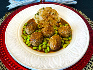 Imagem ilustrativa da receita ALMÔNDEGAS COM EDAMAME E CEBOLA ASSADA AO BALSÂMICO