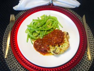 Imagem ilustrativa da receita STEAK DE COUVE-FLOR À PIZZAIOLO COM ESPAGUETE DE VAGEM