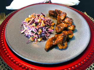 Imagem ilustrativa da receita TEMPEH CARAMELIZADO NA LARANJA COM REPOLHO ROXO