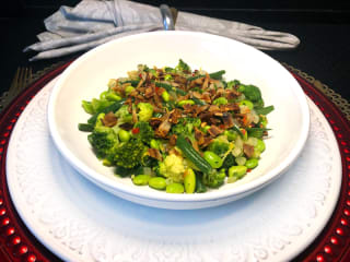 Imagem ilustrativa da receita SALADA DE BRÓCOLIS E EDAMAME COM “COCO BACON”