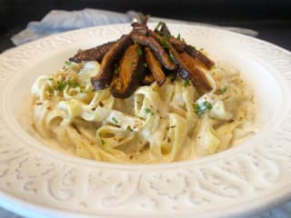Imagem ilustrativa da receita FETTUCCINE AO MOLHO BRANCO VEGANO E COGUMELOS