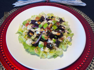 Imagem ilustrativa da receita SALADA DE BETERRABA E MAÇÃ AO MOLHO DE IOGURTE VEGANO