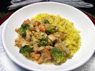 Imagem ilustrativa da receita ISCAS DE FRANGO AO CURRY COM ARROZ DE COUVE-FLOR