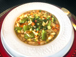 Imagem ilustrativa da receita SOPA DE LEGUMES COM RISONI E AZEITE DE MANJERICÃO