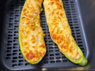 Imagem ilustrativa da receita ABOBRINHA RECHEADA GRATINADA NA AIRFRYER