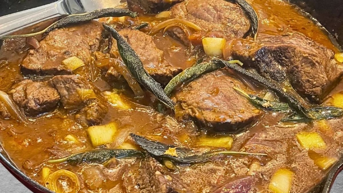 Imagem ilustrativa da receita ACÉM ENSOPADO COM CEBOLA E SÁLVIA