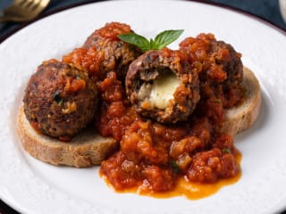 Imagem ilustrativa da receita ALMÔNDEGAS DE CARNE E MORTADELA AO MOLHO DE TOMATES