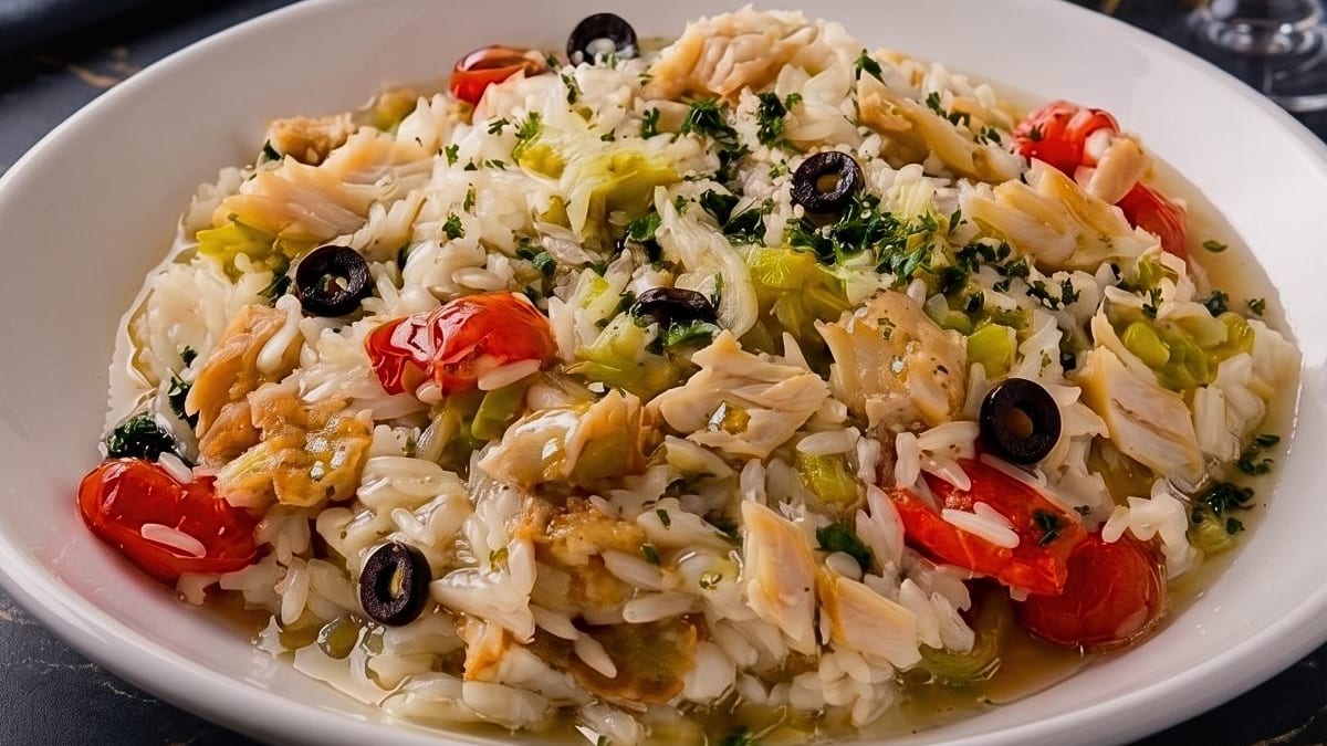 Imagem ilustrativa da receita ARROZ DE BACALHAU COM ALHO-PORÓ E TOMATINHO