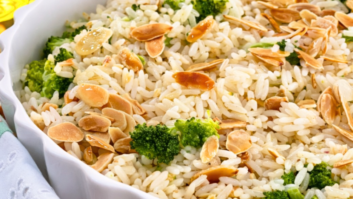 Imagem ilustrativa da receita ARROZ DE NATAL COM AMÊNDOAS E BRÓCOLIS
