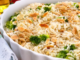 Imagem ilustrativa da receita ARROZ DE NATAL COM AMÊNDOAS E BRÓCOLIS