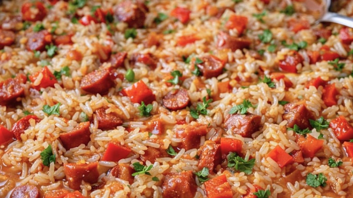Imagem ilustrativa da receita ARROZ  MALANDRINHO COM TOMATE E TRIO DE LINGUIÇAS