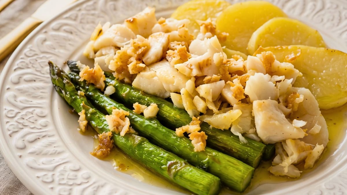 Imagem ilustrativa da receita BACALHAU DOURADO AO FORNO COM BATATAS E ASPARGOS