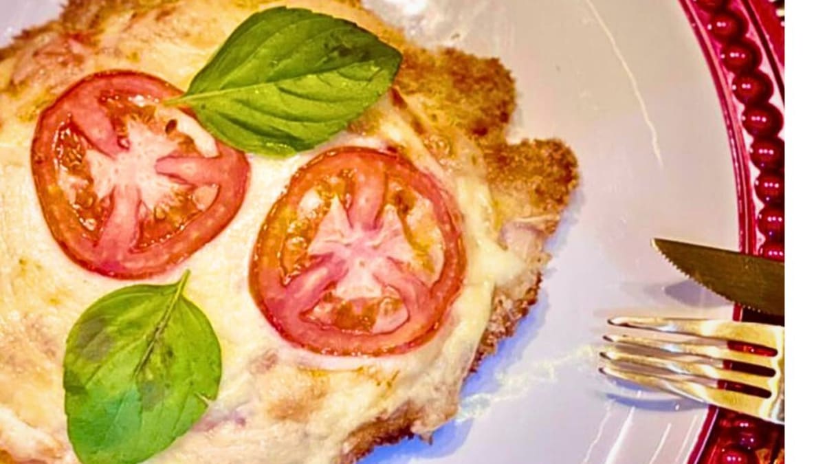 Imagem ilustrativa da receita BIFE À MILANESA À MODA DO PIZZAIOLO SEM TRIGO E SEM FRITAR