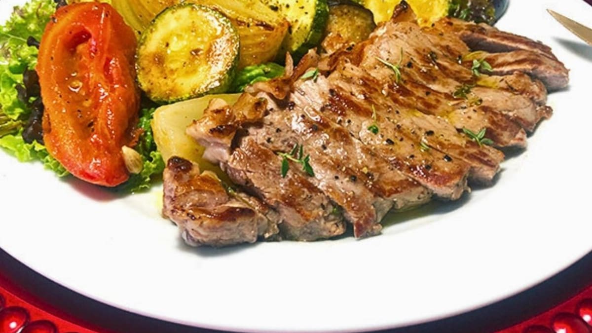Imagem ilustrativa da receita BIFE DE CHORIZO MARINADO COM VEGETAIS ASSADOS