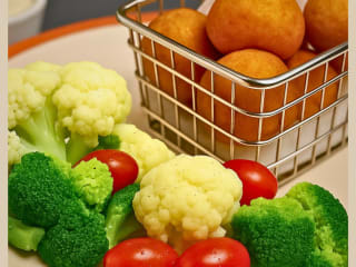 Imagem ilustrativa da receita SALADA DE LEGUMES E BOLINHO DE ABÓBORA COM QUEIJO