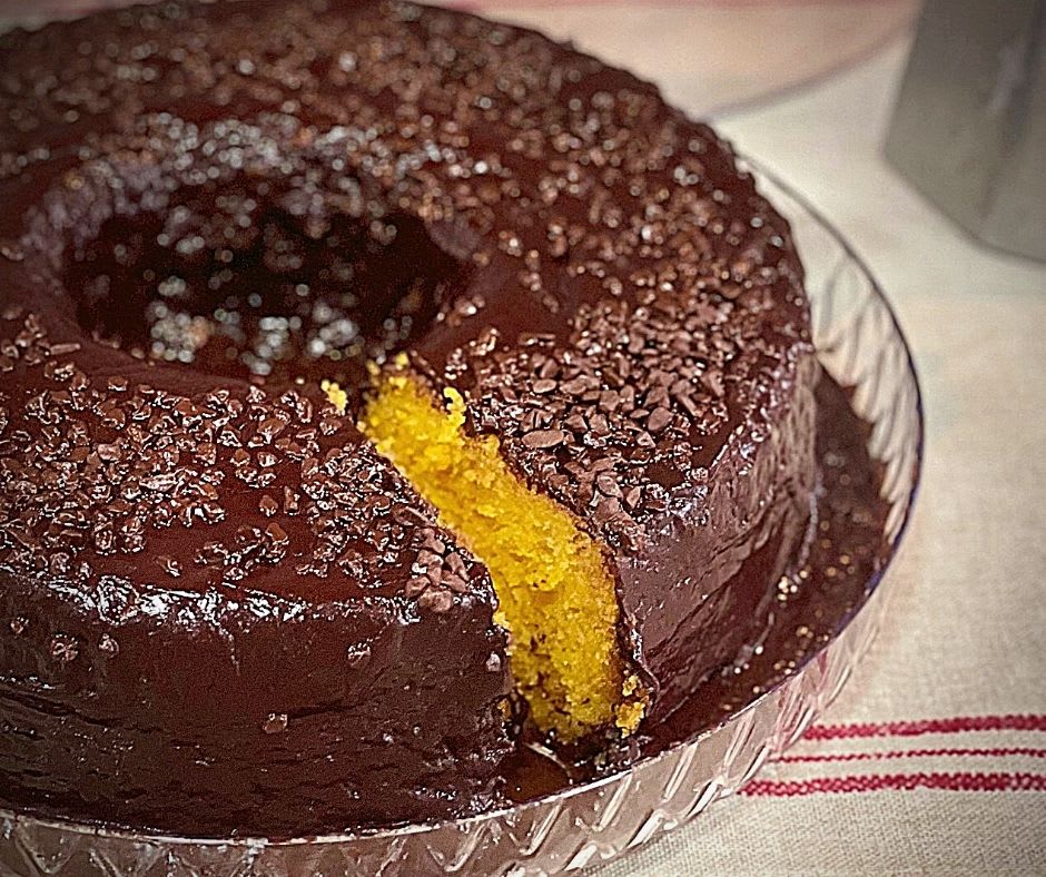 Bolo de cenoura com calda de chocolate fácil - Estadão