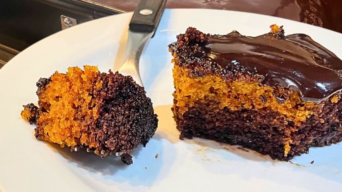 Imagem ilustrativa da receita BOLO DE CENOURA E CHOCOLATE COM AVEIA
