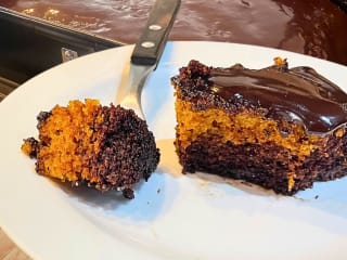 Imagem ilustrativa da receita BOLO DE CENOURA E CHOCOLATE COM AVEIA