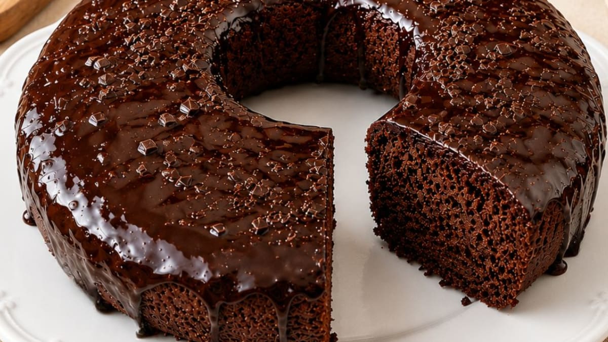 Imagem ilustrativa da receita BOLO DE CHOCOLATE COM CAFÉ DE LIQUIDIFICADOR