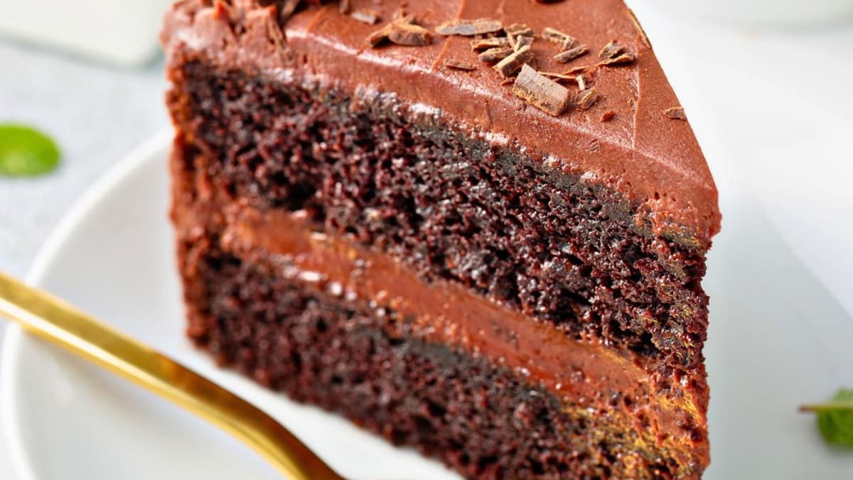 Imagem ilustrativa da receita BOLO DE CHOCOLATE FOFINHO E RECHEADO COM GANACHE