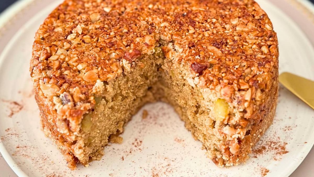 Imagem ilustrativa da receita BOLO DE MAÇÃ E CASTANHAS COM AVEIA SEM GLÚTEN