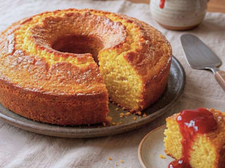 Imagem ilustrativa da receita BOLO DE MILHO VERDE COM MILHARINA E CALDA DE GOIABADA