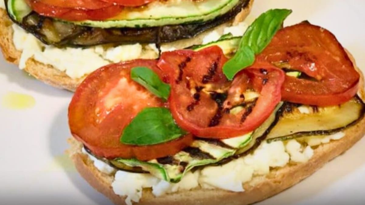 Imagem ilustrativa da receita BRUSCHETTA COM LEGUMES GRELHADOS E QUEIJO